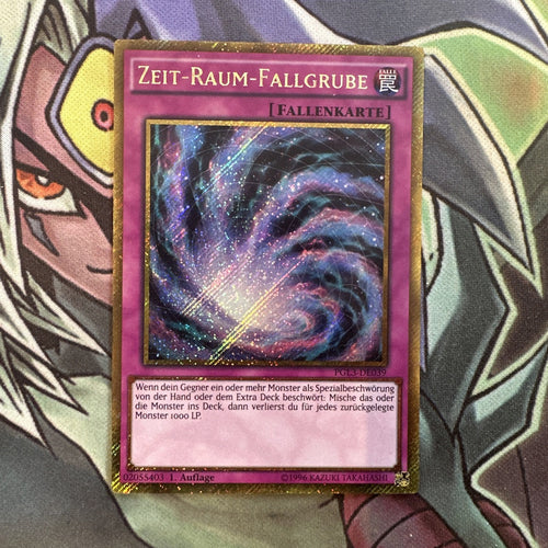 PGL3-EN039 Time-Space Trap Hole Gold Secret GERMAN 1st Edition NM Yugioh Card
